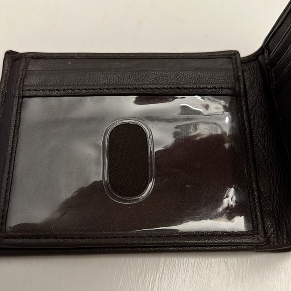 Stone Mountain Genuine Leather Men’s Tri Fold Wallet - Picture 5 of 8